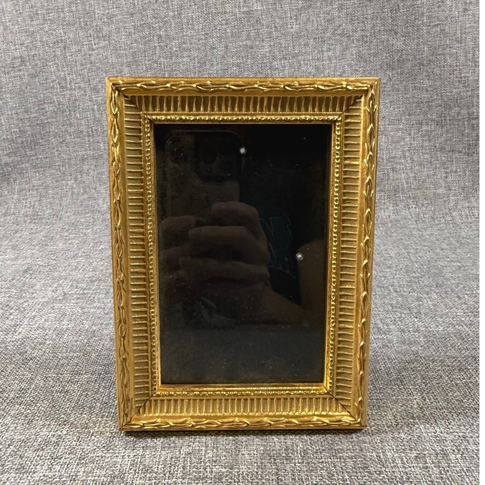 VTG Gold Antique Tone Picture Frame 5x7 Ornate Fluted Laurel Leaf Regency Home